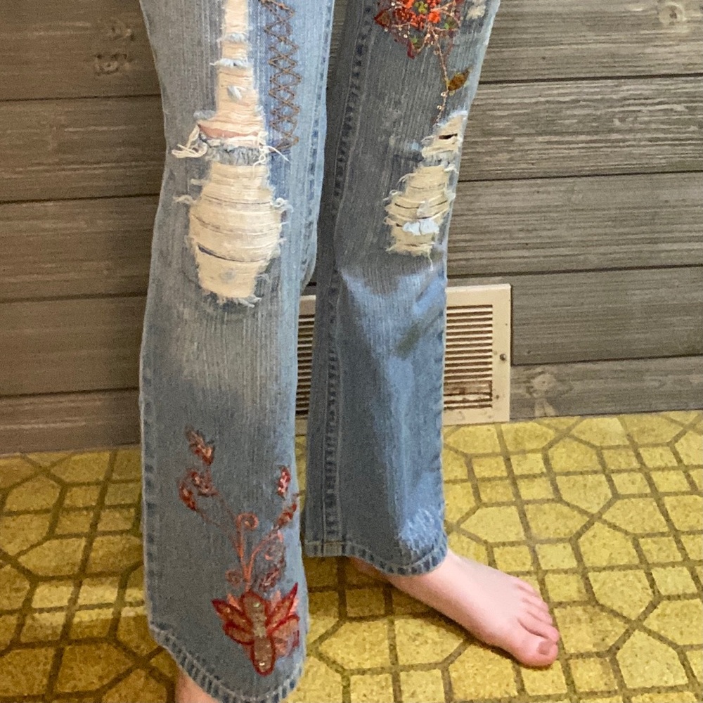 Squeeze Jeans | Flower embroidered | Flared | Rips - Picture 2 of 4